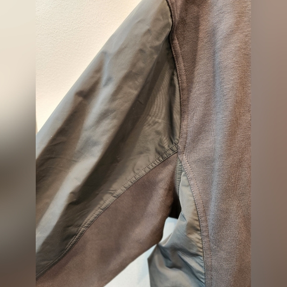 Athleta Triumph Hybrid Half Zip Sweatshirt, Green, Size US M - Picture 6 of 7